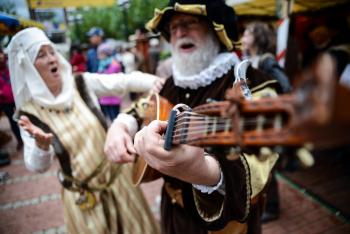 Ein Sänger und eine Sängerin, beide in historischer Kleidung, singen während des Hansefestes in Wesels Fußgängerzone.