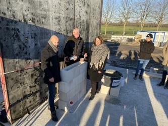 Martin Christoph (Städtische Bäder Wesel GmbH), Ludger Hovest (Aufsichtsratsvorsitzender) und Bürgermeisterin Ulrike Westkamp auf der Baustelle des Kombibads